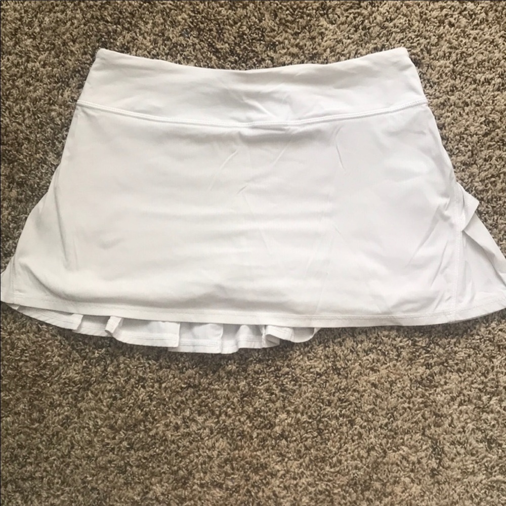 White Lululemon pace setter skirt/ size 6